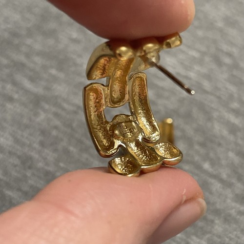 ELEGANT VTG GIVENCHY COUTURE BRUSHED GOLDEN METAL CHAIN HALF HOOP CLIP EARRINGS - Picture 8 of 10
