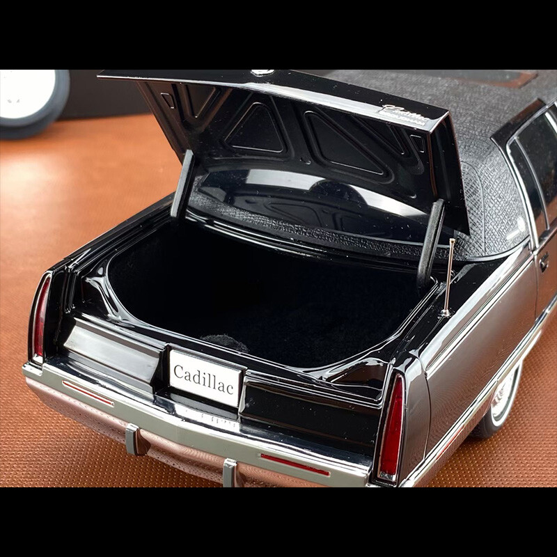 New XiaoGuang 1:18 Cadillac Fleetwood Extended Modellautos