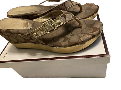 【Coach】Thong Wedge Sandal In Signature Canvas◆国内発送◆ COACH® Outlet | Thong Wedge Sandal In Signature Canvas