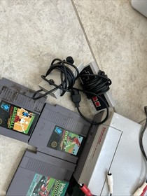 Nintendo NES Console Lot w/ Controllers, Taito Arkanoid, Game Cartridges, Wired