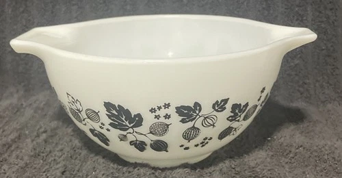 Pyrex Gooseberry Cinderella Bowl 1 1/2 pt. #441 Black & White EUC EXCELLENT