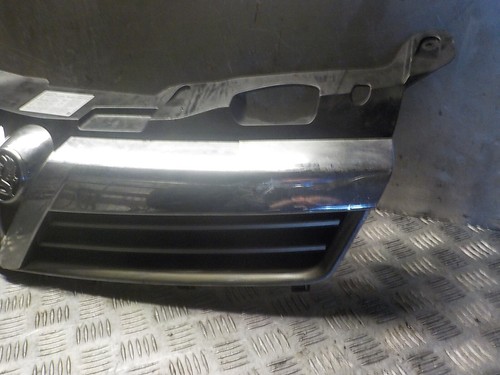 VAUXHALL ASTRA H MK5 2007-2010 FRONT BUMPER CENTRE GRILLE - Picture 4 of 12