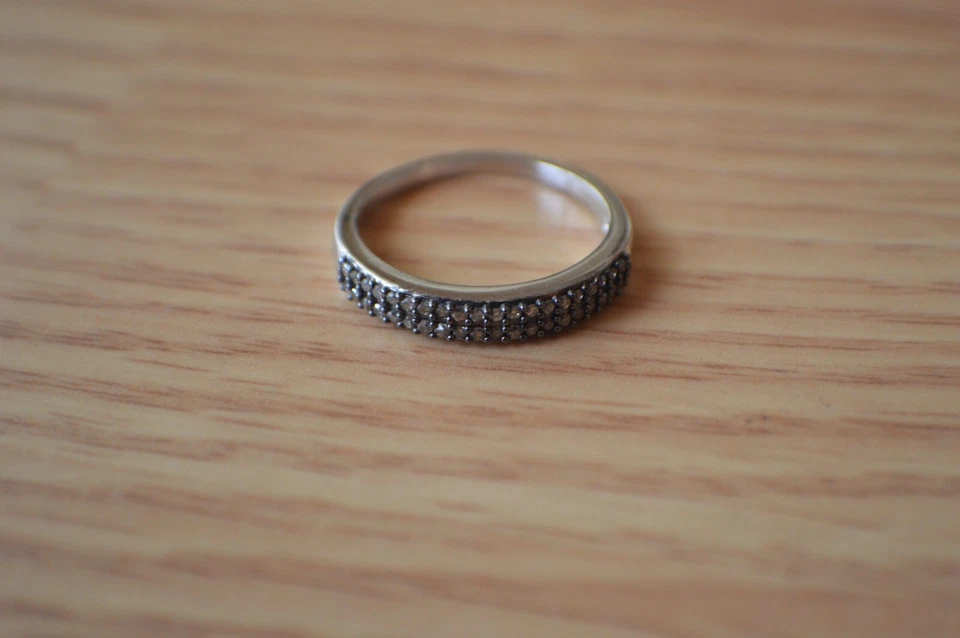 Anillo de diamantes champán natural de 0,25 quilates rodio y platino sobre plata fina talla 8 Foto 4 de 4