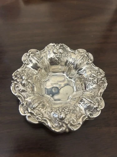 Sterling Silver Reed & Barton Hammered Mistletoe Nut Dish 51 Grams