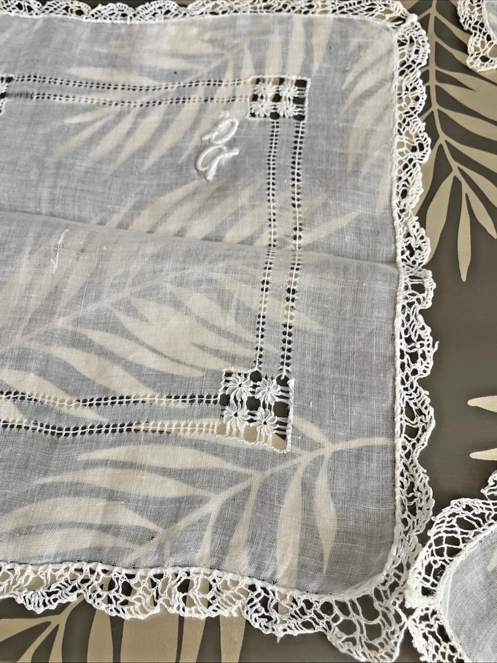 Linge ancien Lot de 7 Mouchoirs en linon blanc avec dentelles Broderies Mono D.C - Photo 4/4