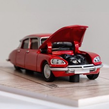 Hot Wheels x MoMA Citroën DS 2…