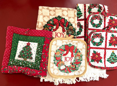 Vintage 80s Christmas Kitchen Dish Bath Hand Towels Terry & pot R&D Made in USA