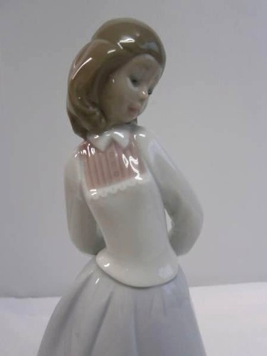 NEU IN BOX LLADRO # 6754 "SÜSS UND SCHÜCHTERN" MÄDCHEN MIT BLUME PORZELLANFIGUR 9" HOCH - Bild 11 von 12