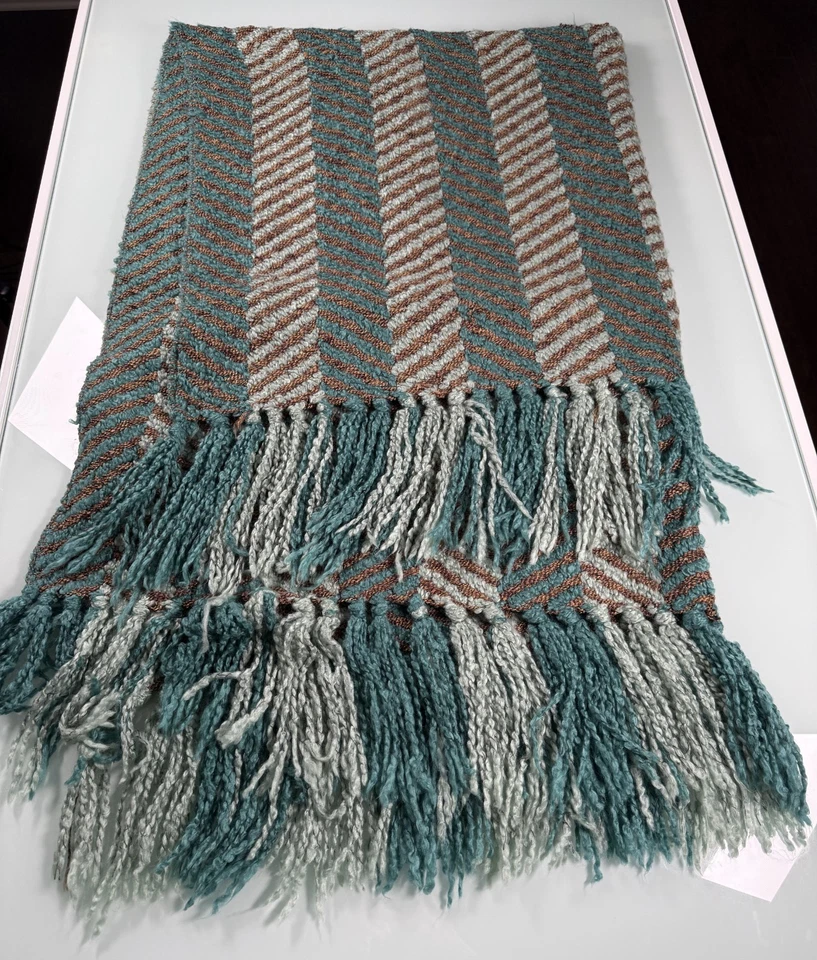 Pier One Imports 4 pies de ancho x 5 pies L. Tejido patrón de espiga con borlas manta Foto 2 de 4