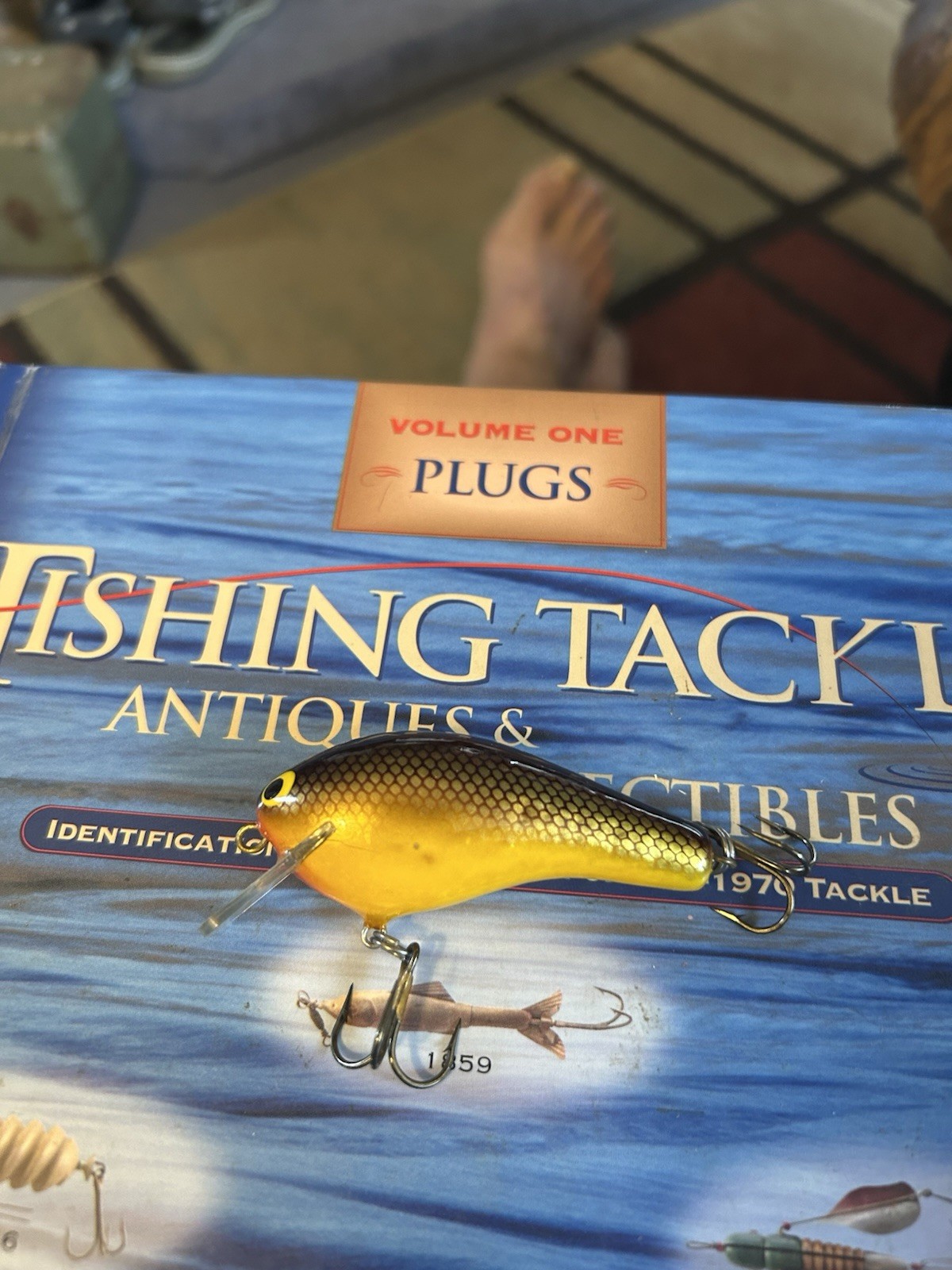 VINTAGE BAGLEY SQUARE BILL KILLER B2. BEAUTIFUL YELLOW BODY W GOLD SCALE BACK**