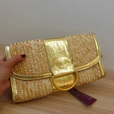 Bolso clutch de noche de paja tejido dorado GUESS ribete de cocodrilo metálico vacaciones verano - Imagen 1 de 4