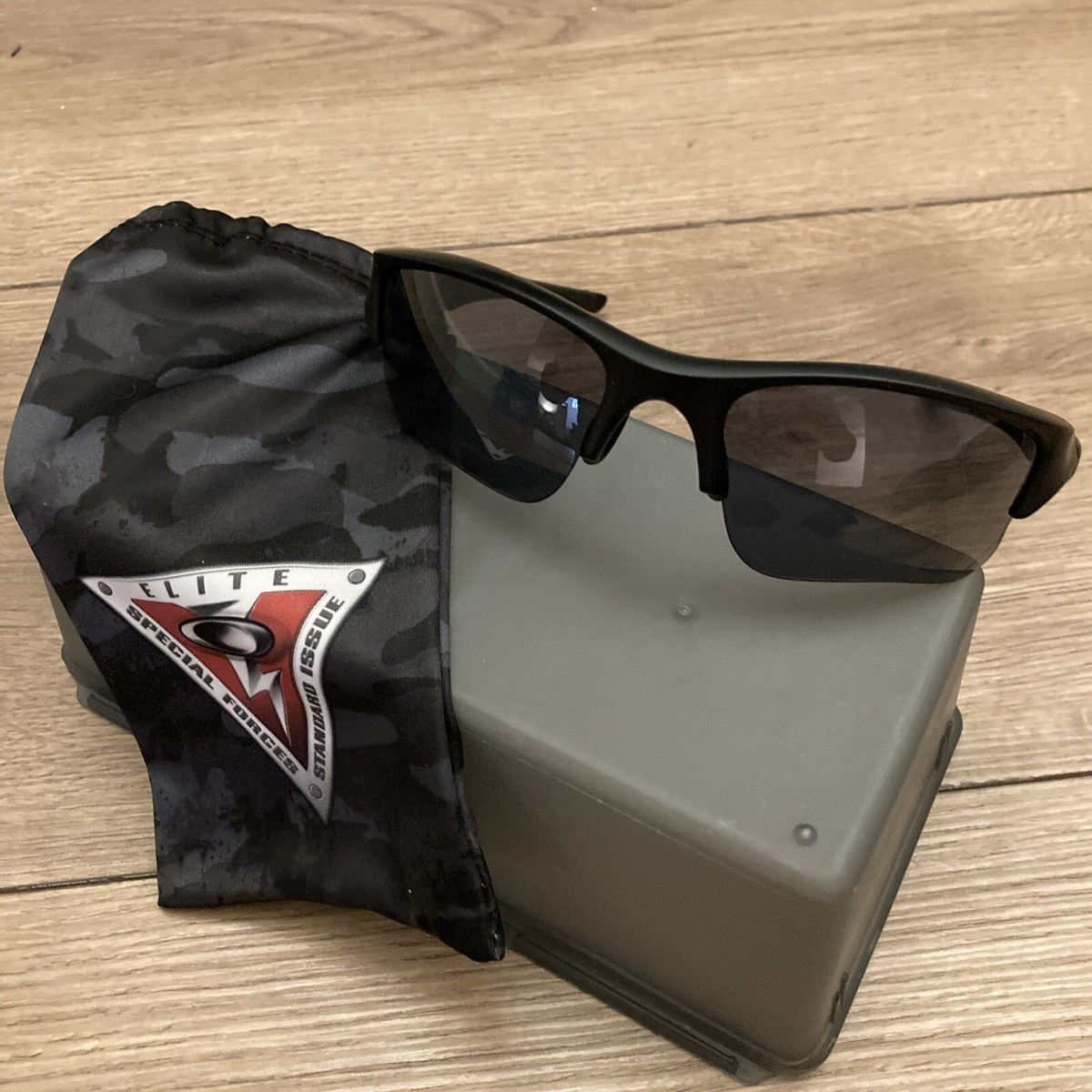 廃盤✨OAKLEY FLAK JACKET sunglasses 黒　赤 2007 Vintage Oakley Flak Jacket | Metallic Red | VR28 Black