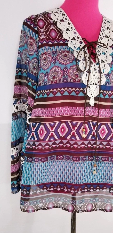 Túnica para mujer Umgee talla S multicolor geométrica encaje adornada con cordones cuello en V Foto 2 de 4