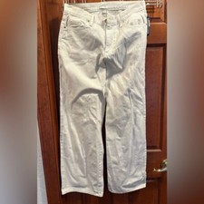 Universal Thread ladies jeans high rise relaxed  wide leg white 6/28S. NWT