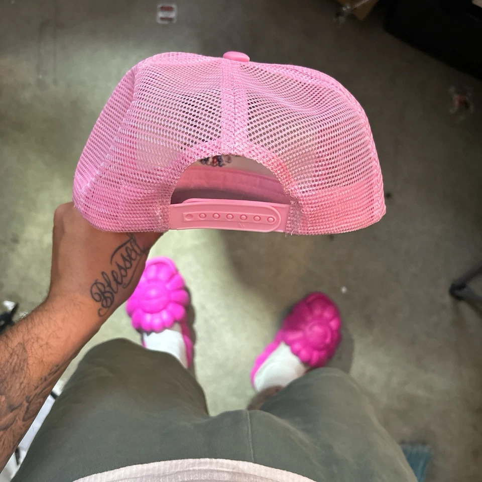 Chapéu caminhoneiro rosa e branco Dipset Y2K - Imagem 2 de 4