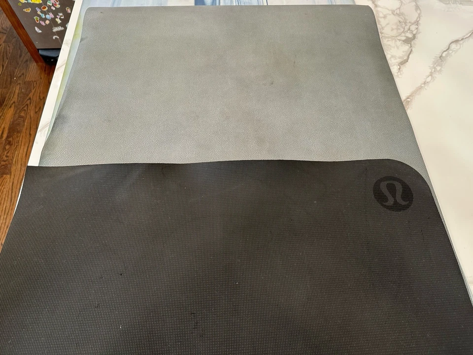 Lululemon The Mat 5 mm Hecho con certificación FSC™ Caucho Texturizado Gris/Negro 26x71 Foto 4 de 4
