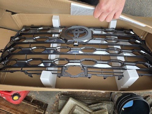2022-2023 Toyota Tundra Platinum Front Grille W/Camera Hole OEM 53101-0C160 - Picture 5 of 5