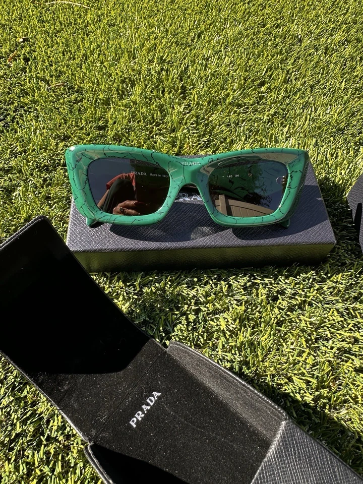 Gafas de sol Prada verde mármol logotipo SHW sin usar Foto 2 de 4