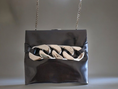 Givenchy Infinity Kettenhenkel schwarz Leder Tasche silber Kettenmotiv beeind...