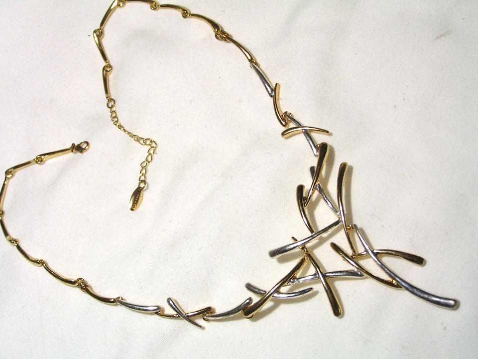 ...VIENNOIS...Collar llamativo diseño abstracto tono dorado, tono plata... Foto 2 de 4