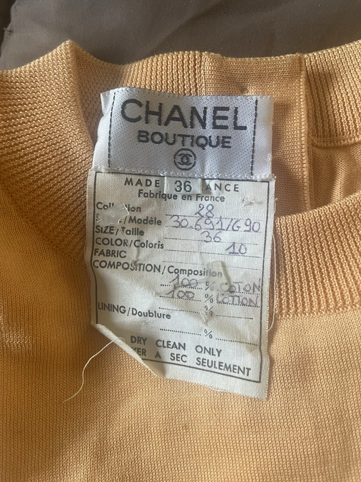 Top continente vintage Chanel color melocotón manga corta con tres botones CC. Foto 4 de 4