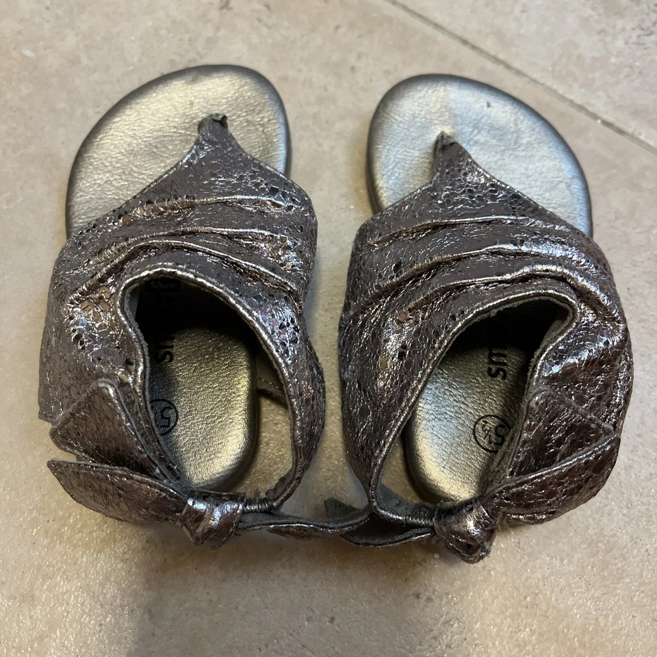 Sandalias elegantes para niñas pequeñas talla 5 1/2 estaño dorado brillante Foto 2 de 4