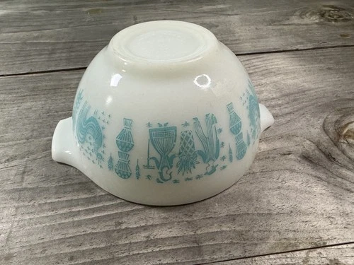 Vintage PYREX 441  - 1.5 pt Cinderella Bowl White Turquoise Amish Butter print