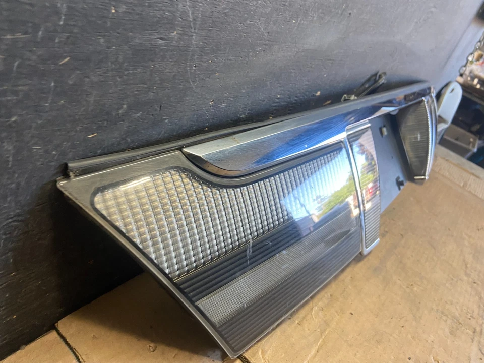 Luz trasera central tapa maletero Mercury Grand Marquis 2006 a 2011 R0247 DG Foto 3 de 4