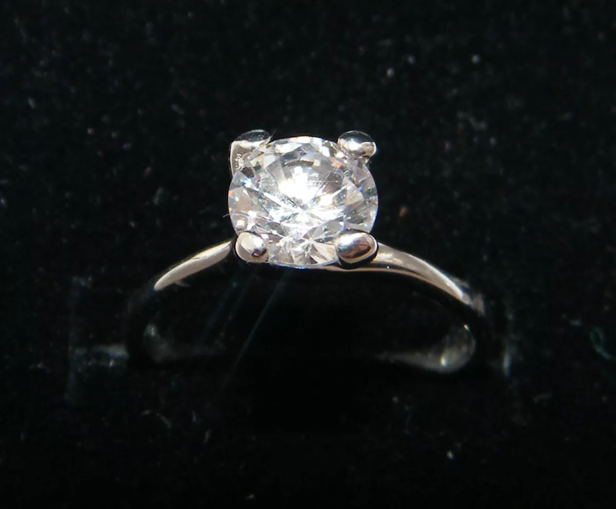 Anello con hotsell zircone grande