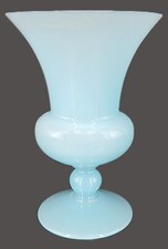 Joli petit vase en opaline bleue des années 1950 décor maison - Ht : 16.5 cm