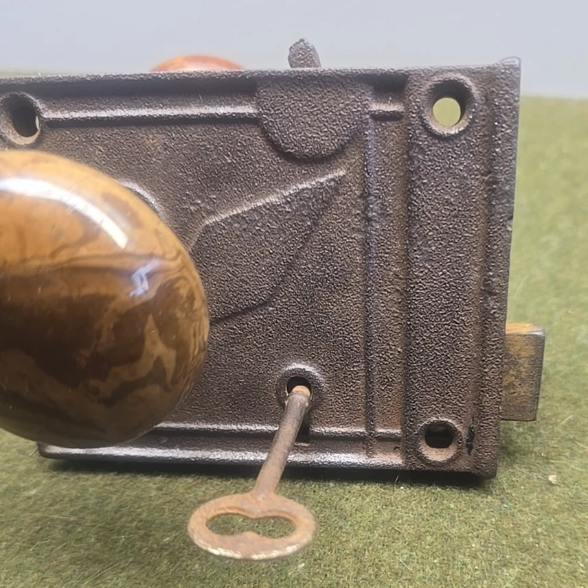 Antiguo juego de perillas de puerta con cerradura de mortaja de colección porcelana marrón tigre remolino mármol años 1800 Foto 2 de 4