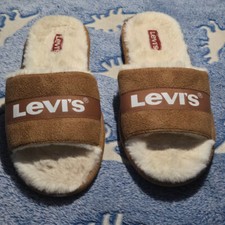 Levis Slippers - Size 7 - Super soft with memory foam. Comfy