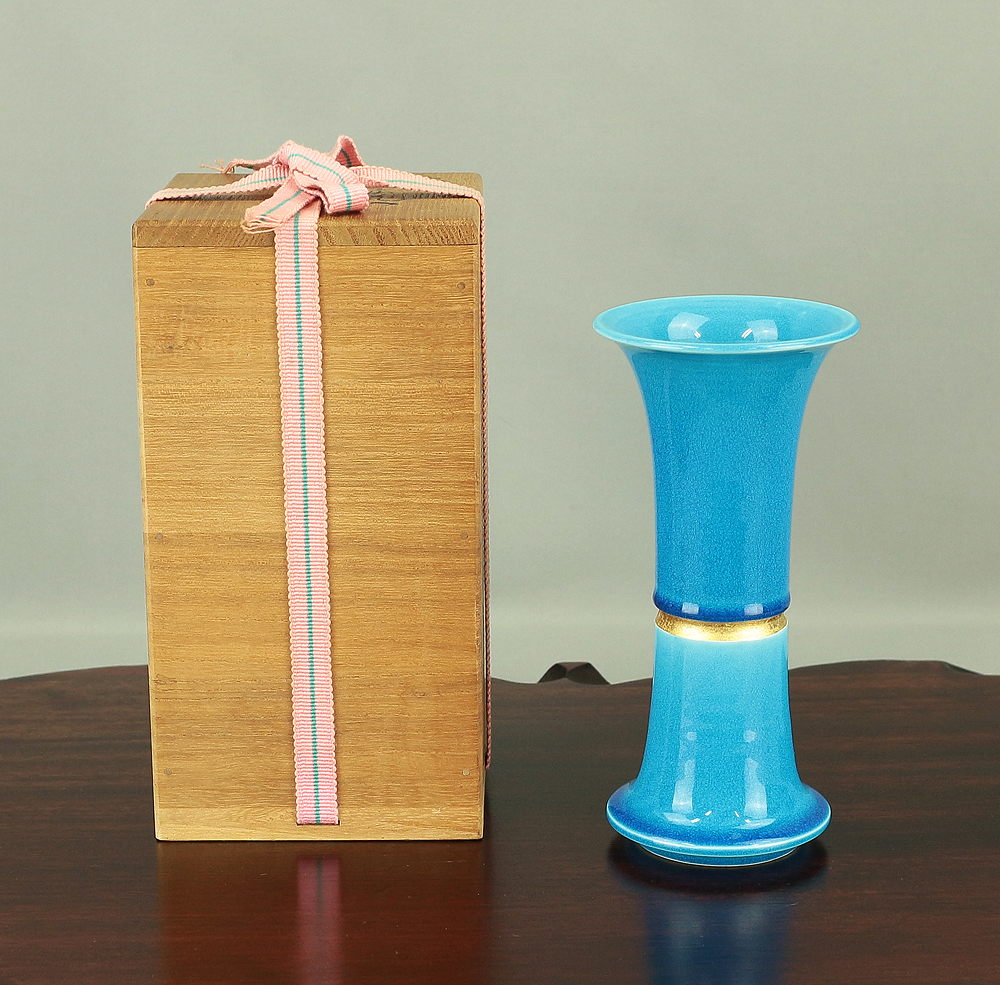 Eiraku Zengoro 16th (1917-1998) Widen Toward End Blue Color Flower