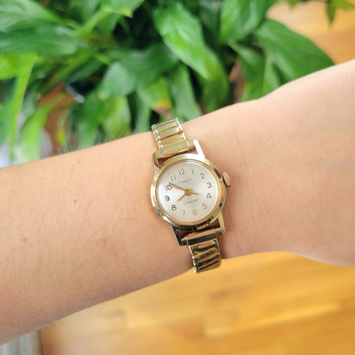Vintage Timex Classic Gold Womens Womans Analog Stretch  display picture 2