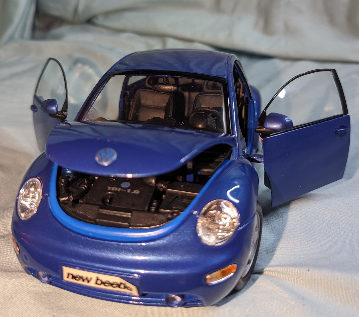 MAISTO Volkwagen New Beetle; Diecast; Scale 1:18 BLUE | eBay