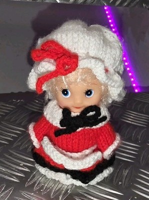 Vintage 1993 Baby Kewpie Puppe Gummi Strick rot und weiß Kleid und Mütze 