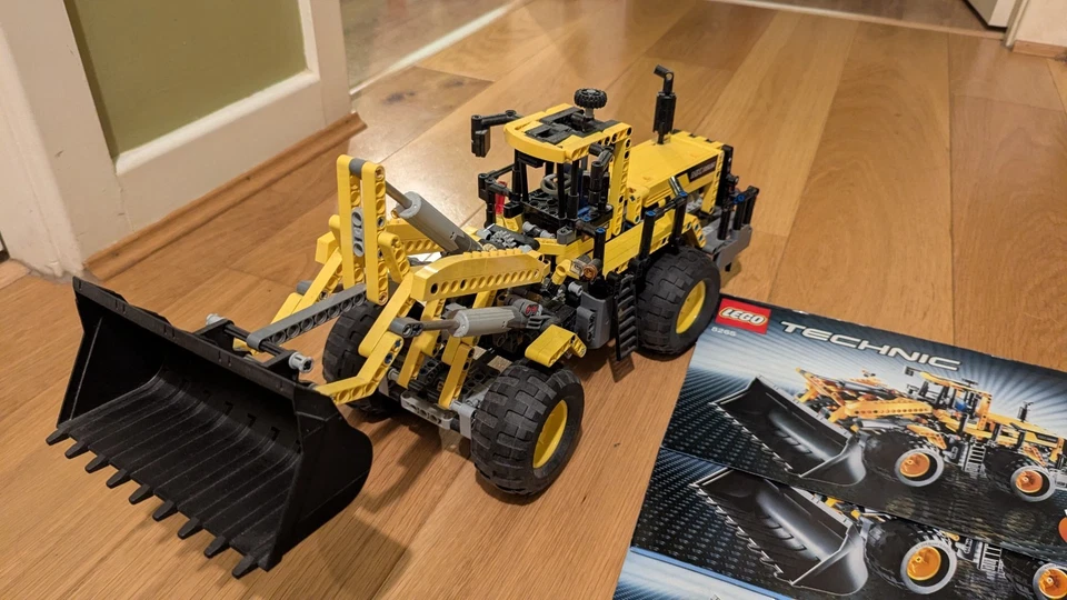 LEGO Technic 8265 Front Loader, photo 2 of 3