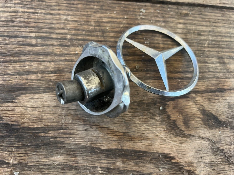 De colección Mercedes Benz Capucha Rejilla Estrella Emblema Ornamento Estrella Logo OEM 1975 240 D Foto 2 de 2