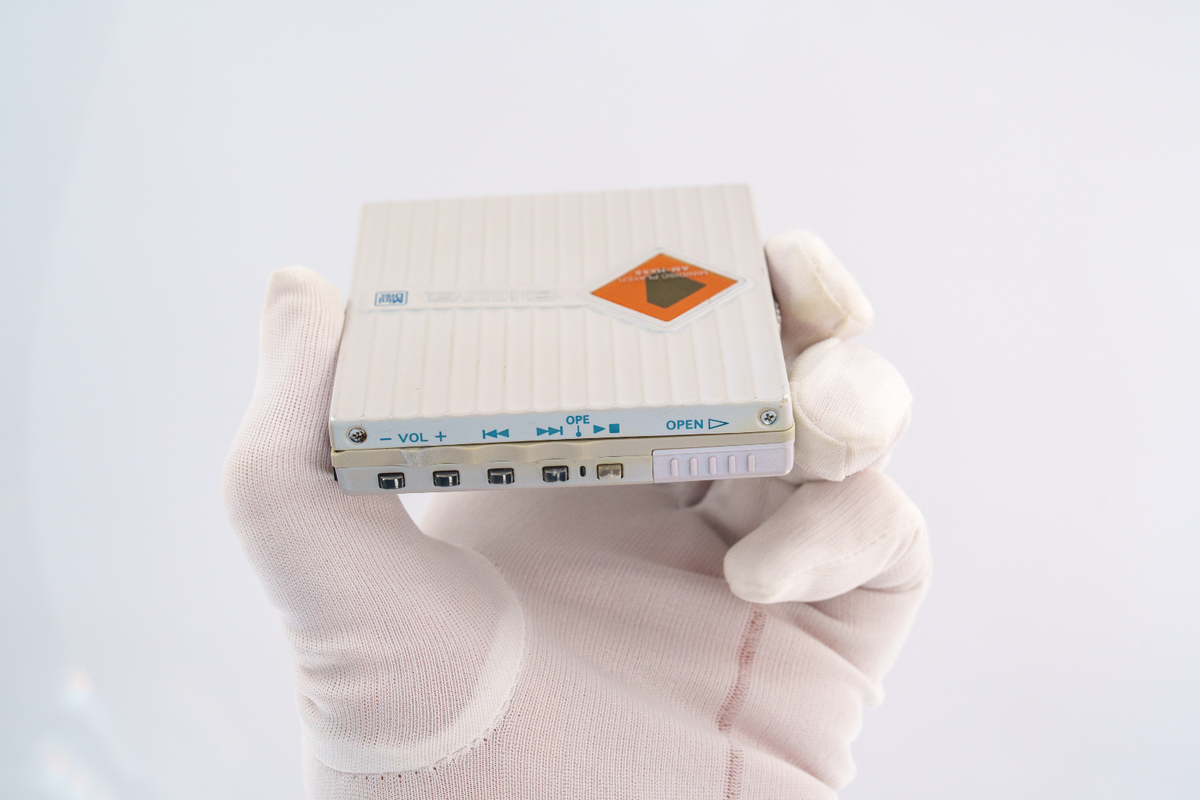 White Aiwa AM-HX55 MiniDisc Player [For Parts/Repair – No Power