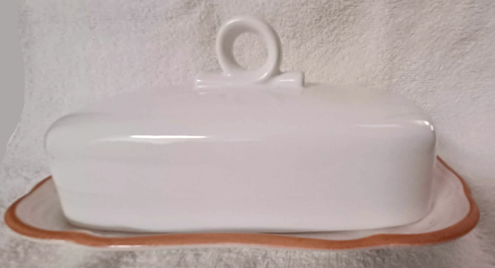 MIKASA FRENCH COUNTRYSIDE WHITE WITH SALMON TRIM COVERED BUTTER DISH