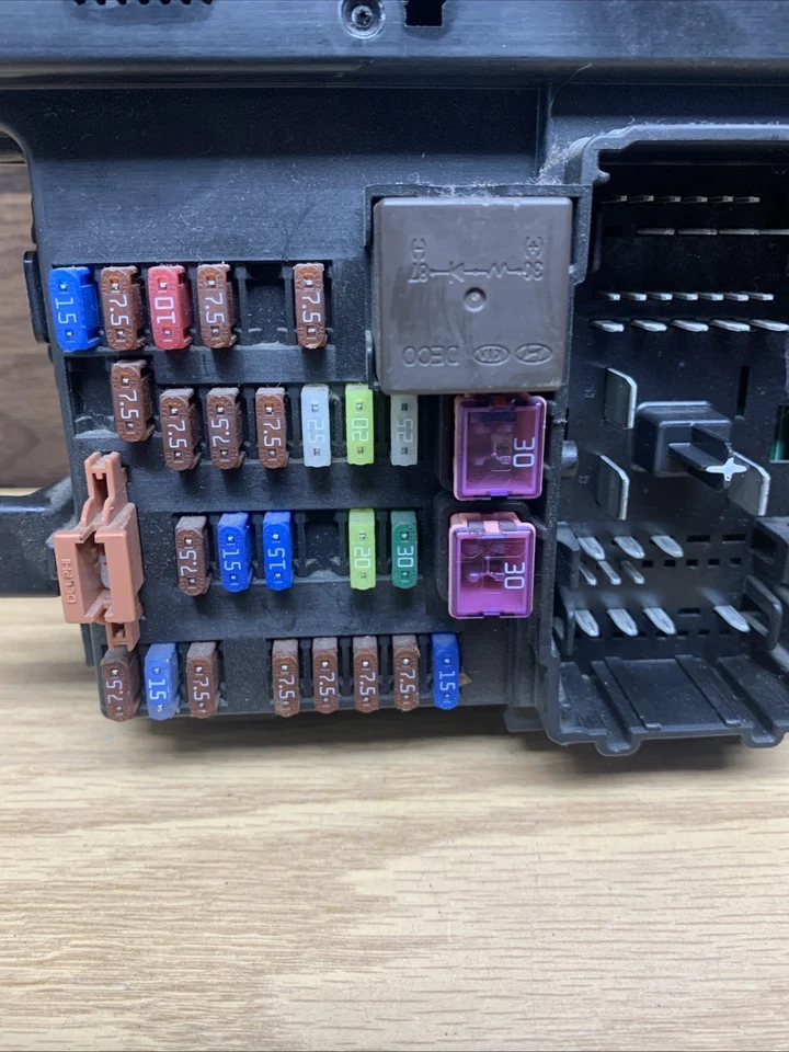 Caja de conexiones de fusibles Hyundai Entourage 2006-2014 OEM 91955-4D090-0F Foto 2 de 4