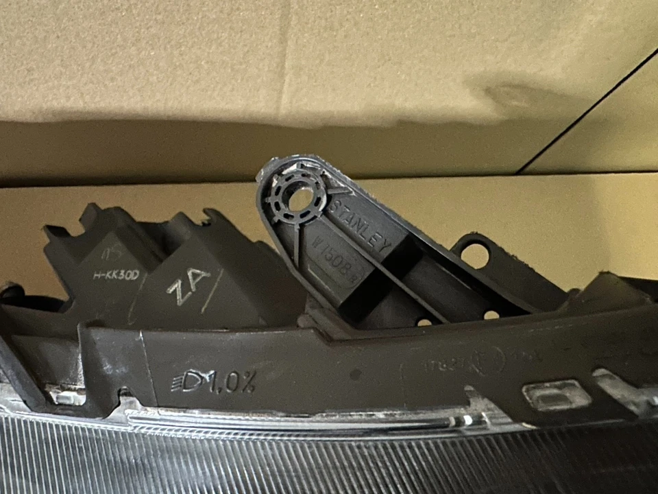 Perfect! Nissan Navara NP300 Black Edition Pair Side Headlight - Image 4 of 4