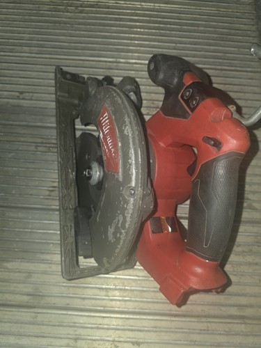 Milwaukee M18 FUEL 18V Brushless 6-1/2 in. Circular Saw 2730-20 READ DESCRIPTION