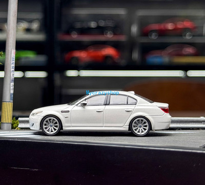 CR King 1:64 White M5 E60 Sedan Sports Model Diecast Metal Car 