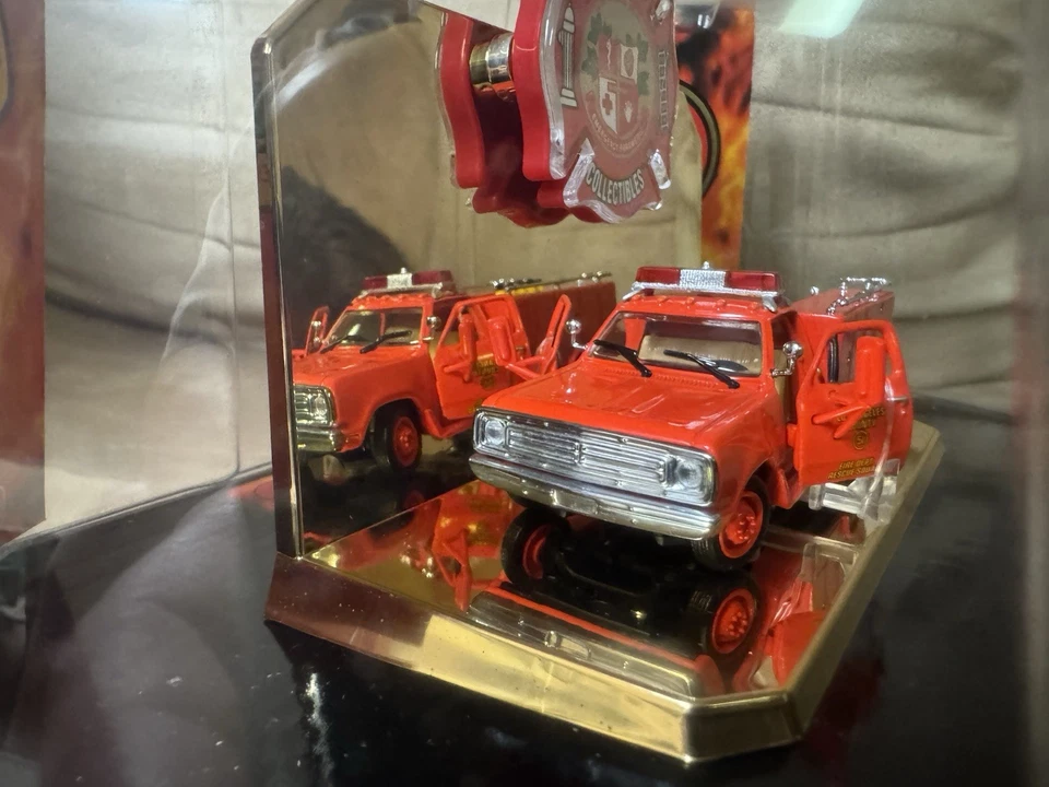 Code 3 Emergency LA County Emergency Squad Truck 13940 - Image 4 of 4