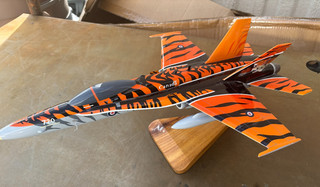 DESK TOP MODEL ( MAHOGANY ) RCAF CF 18 TIGER MEET BUILT & PAINTED W/STAND
