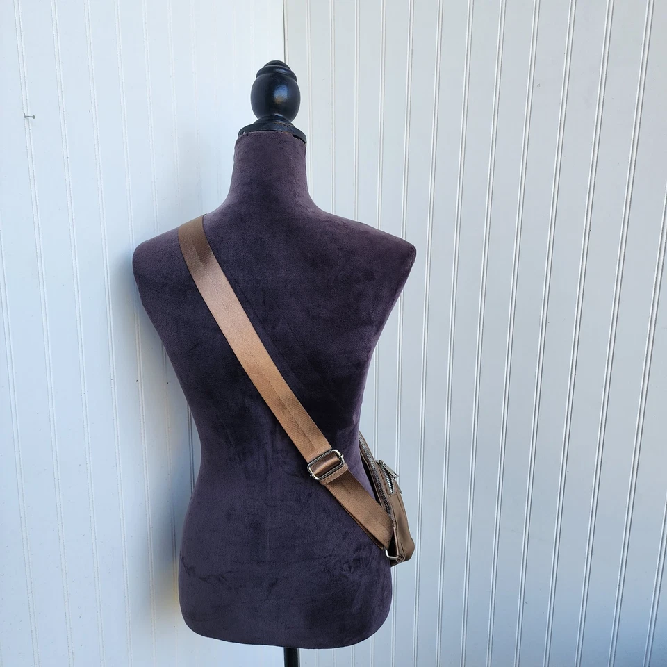 Bolso Bandolera Slouchy Satinado Para Mujer Marrón Tostado Negro Tiangle Cremallera Mochila Foto 3 de 4