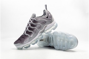 air vapormax plus silver gradient