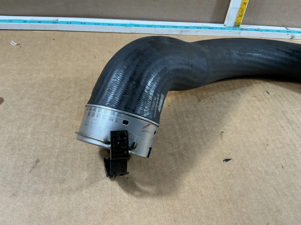 Mangueira intercooler lateral direita 2010-2014 Mercedes-Benz C250 W204 A2045282682 fabricante de equipamento original - Imagem 2 de 4