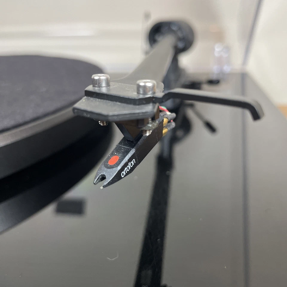 Pro-Ject Audio Systems Debut III HiFi Plattenspieler mit Ortofon OM 5E Tonabnehmer - Bild 2 von 4